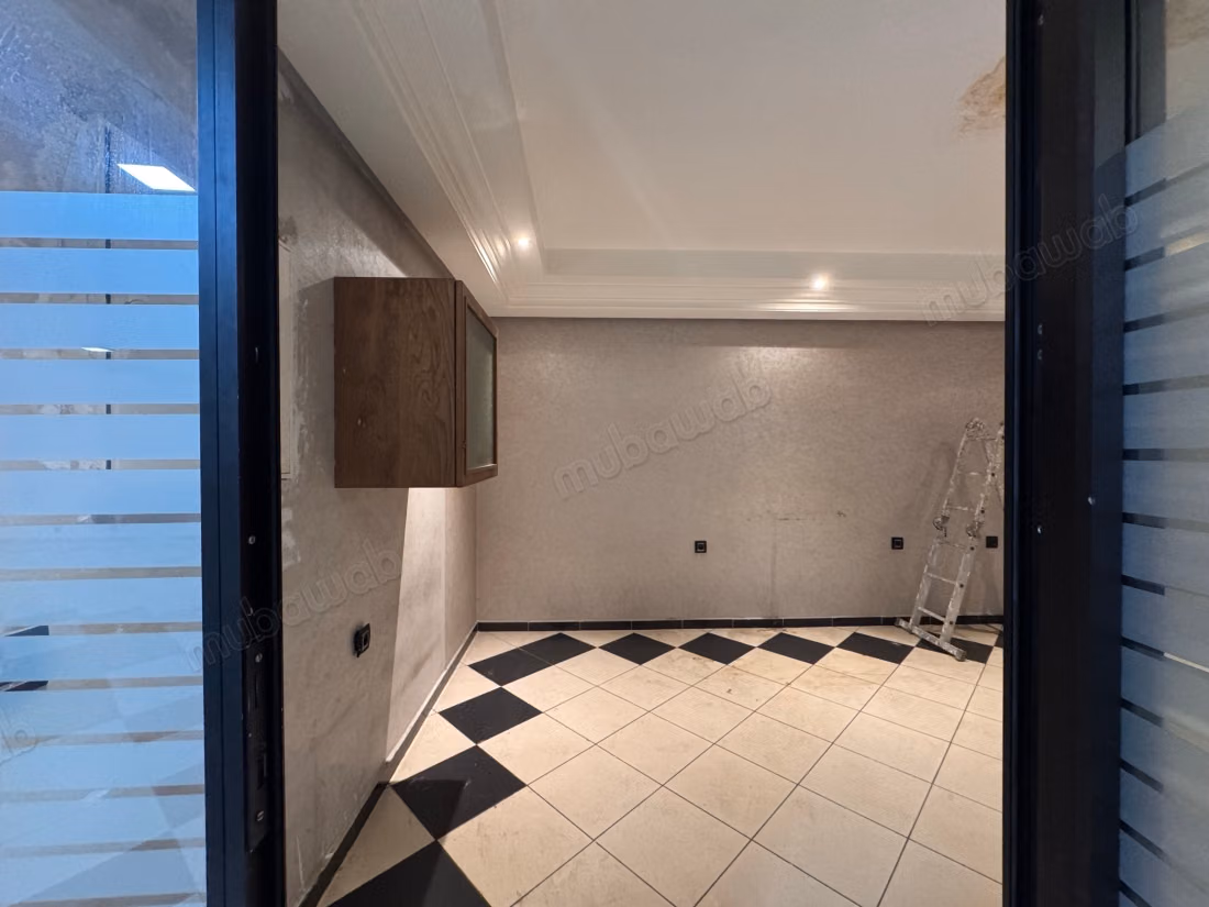 Local commercial à l'achat à Burger. Surface de 170 m². Porte blindée et résidence sécurisée