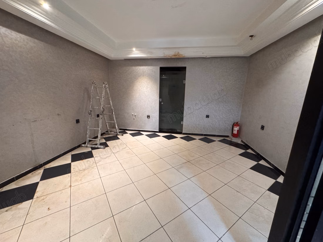 Local commercial à l'achat à Burger. Surface de 170 m². Porte blindée et résidence sécurisée