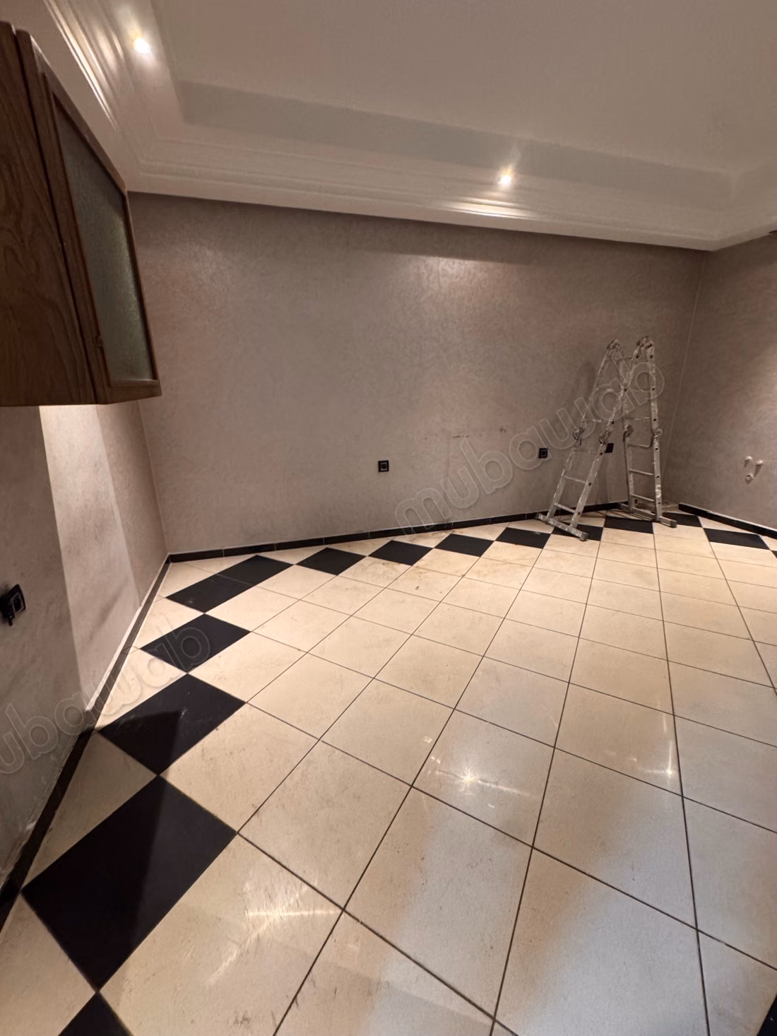 Local commercial à l'achat à Burger. Surface de 170 m². Porte blindée et résidence sécurisée