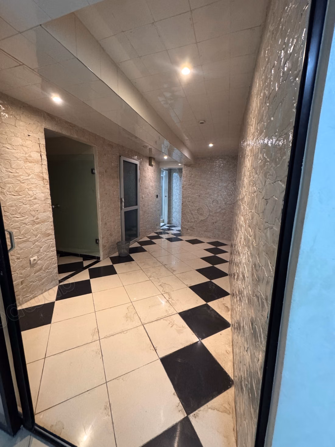 Local commercial à l'achat à Burger. Surface de 170 m². Porte blindée et résidence sécurisée