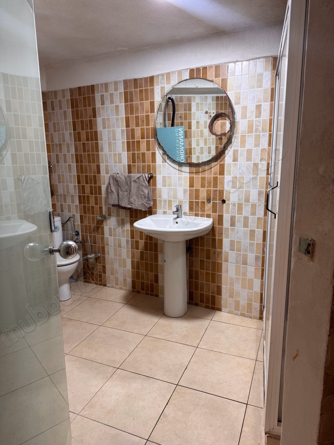 Local commercial à l'achat à Burger. Surface de 170 m². Porte blindée et résidence sécurisée