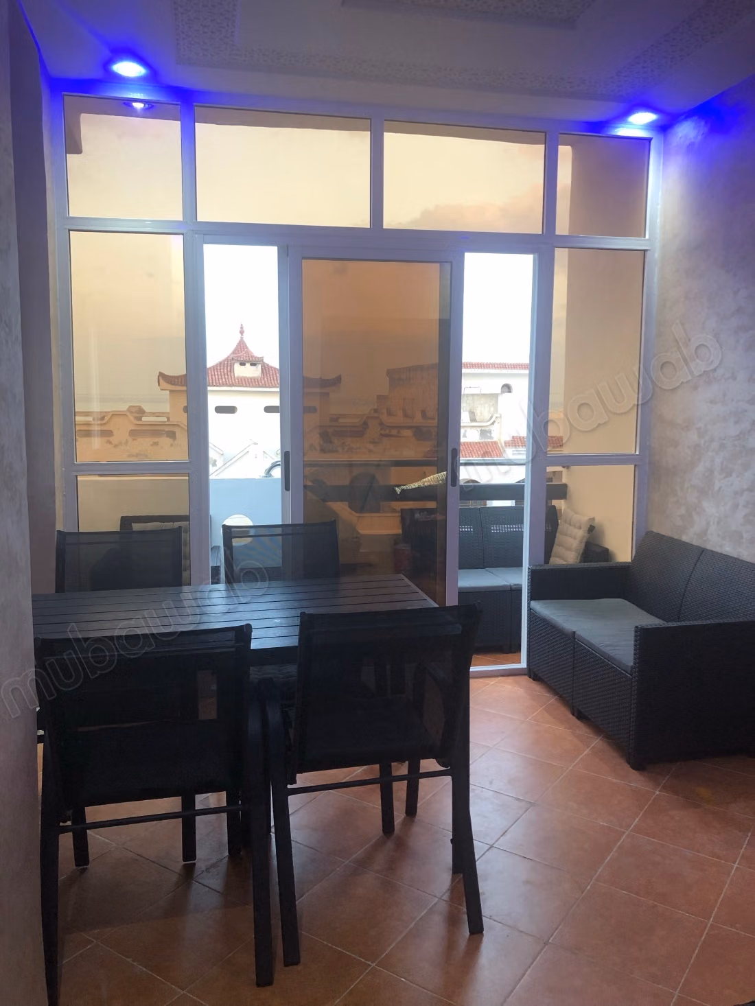 Mooie appartement te koop in Wadi Lau. 3 uitstekende kamers. Dubbelglasramen met uitzicht op zee
