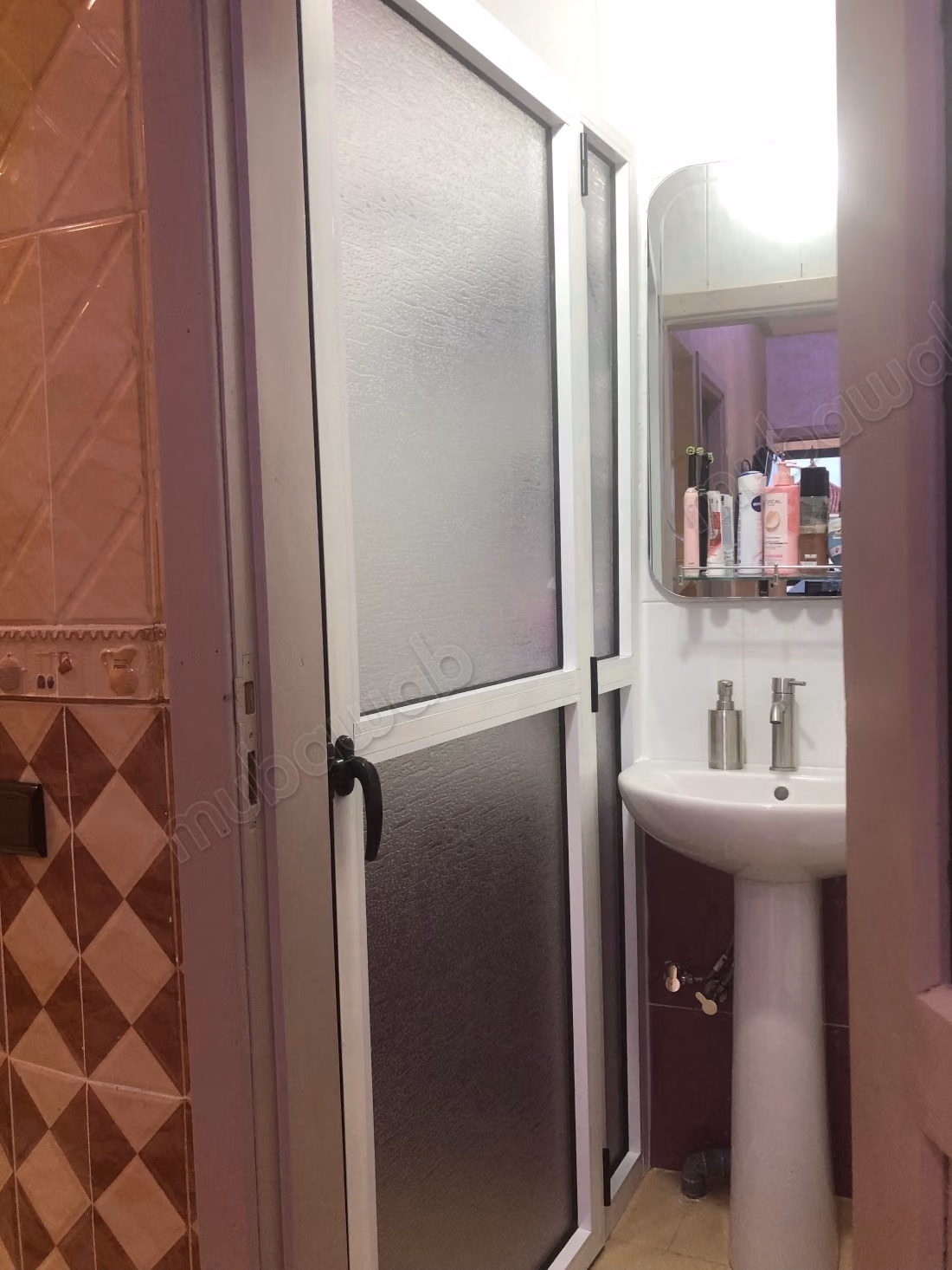 Mooie appartement te koop in Wadi Lau. 3 uitstekende kamers. Dubbelglasramen met uitzicht op zee