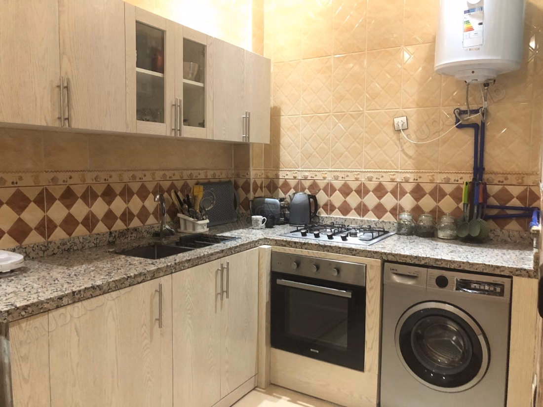 Mooie appartement te koop in Wadi Lau. 3 uitstekende kamers. Dubbelglasramen met uitzicht op zee