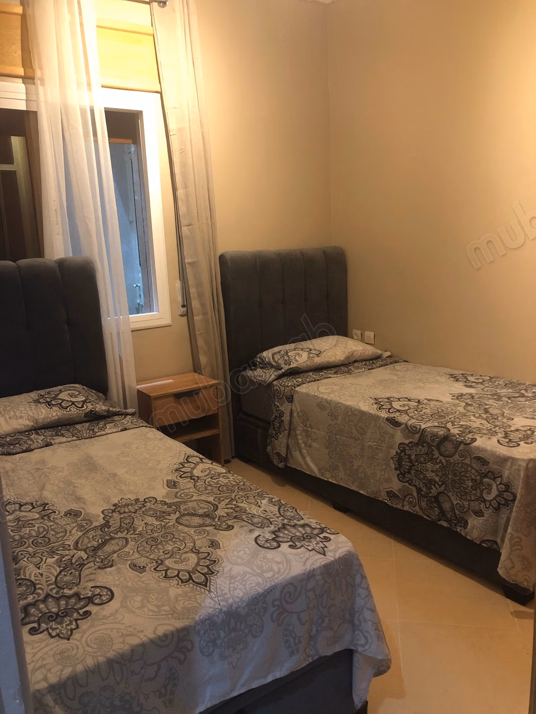 Mooie appartement te koop in Wadi Lau. 3 uitstekende kamers. Dubbelglasramen met uitzicht op zee