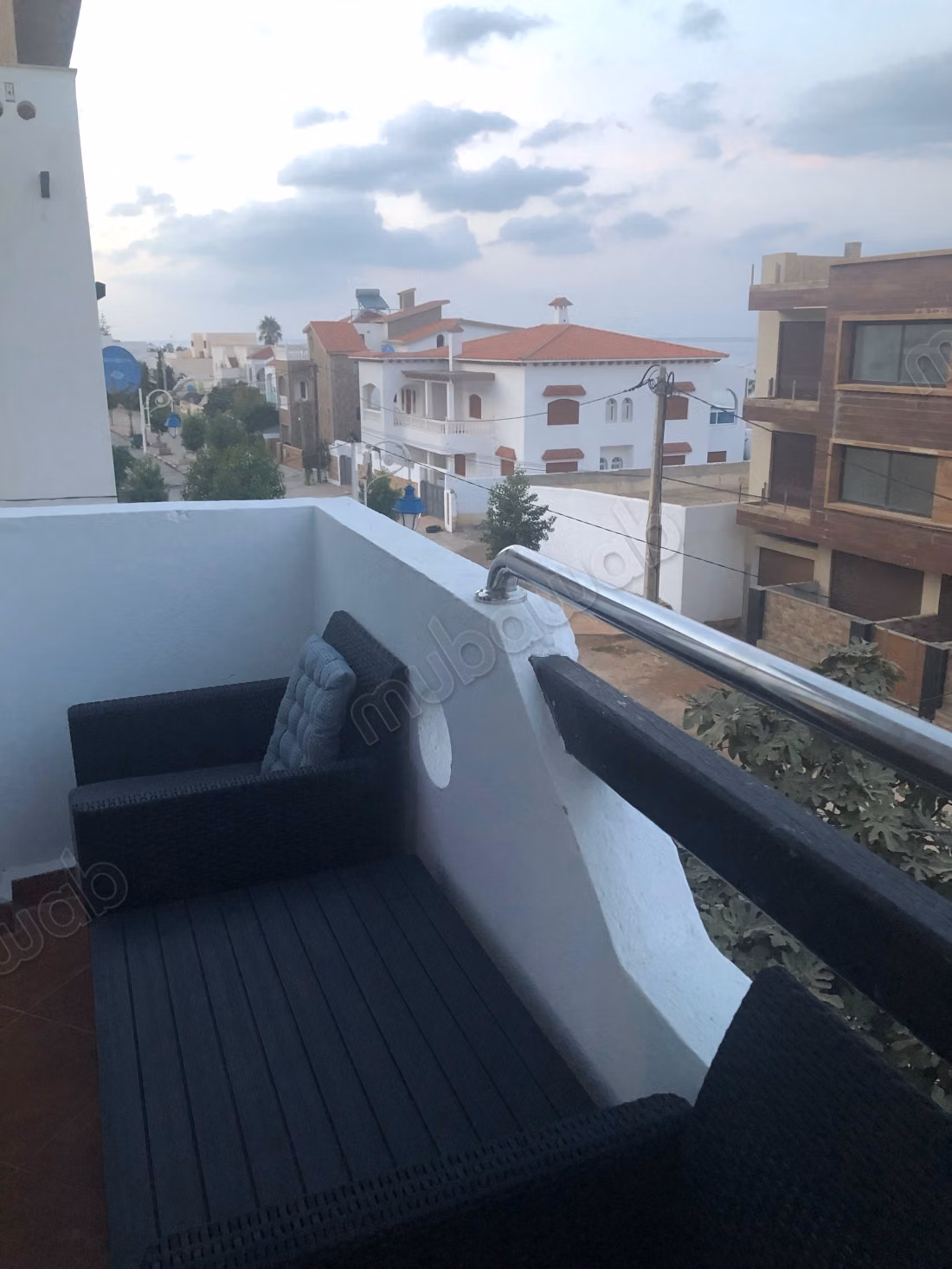 Mooie appartement te koop in Wadi Lau. 3 uitstekende kamers. Dubbelglasramen met uitzicht op zee