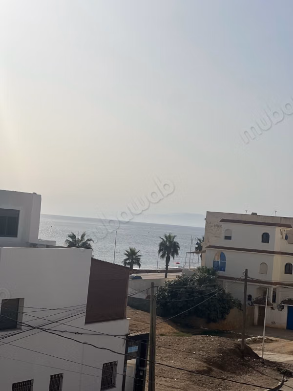 Mooie appartement te koop in Wadi Lau. 3 uitstekende kamers. Dubbelglasramen met uitzicht op zee