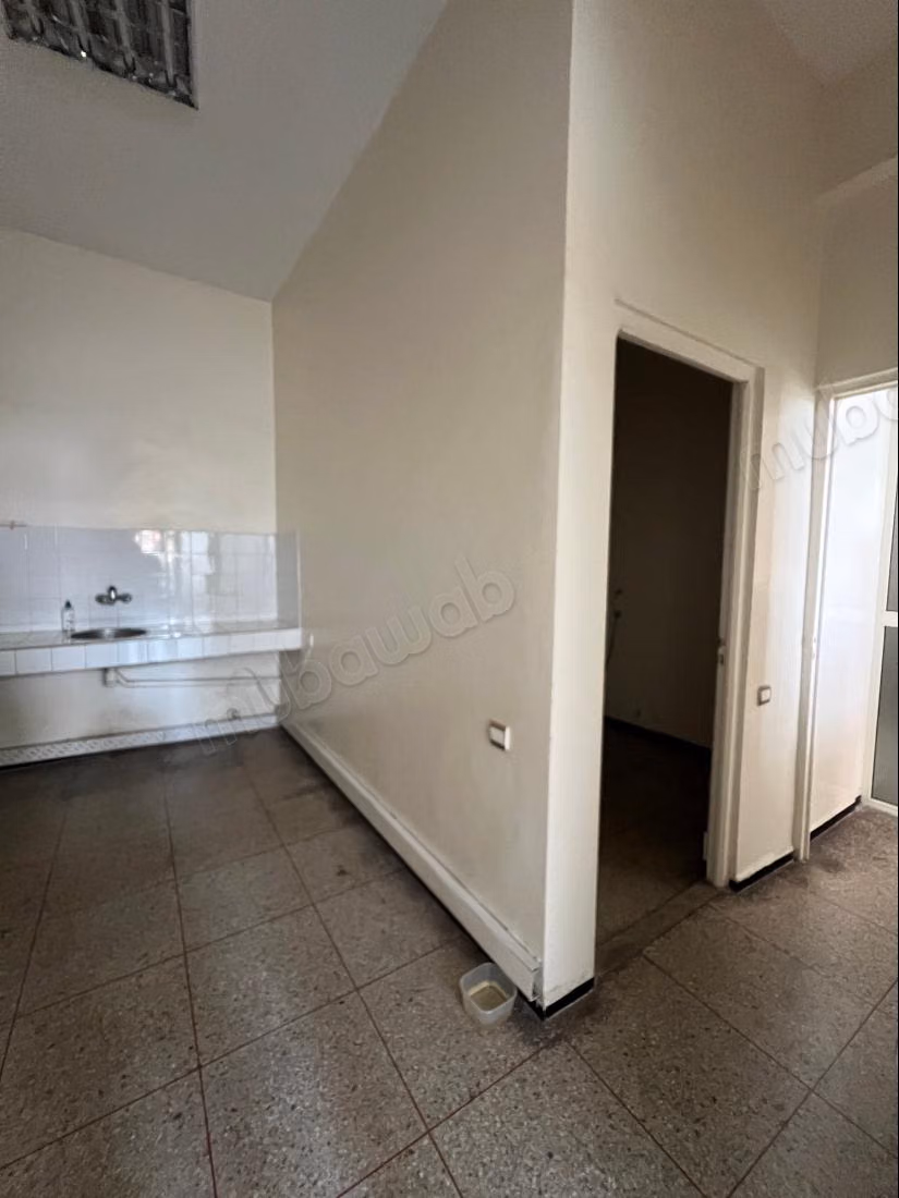 Bureaux en location à Quartier Administratif. 
Surface de 100 m². 
Résidence sécurisée