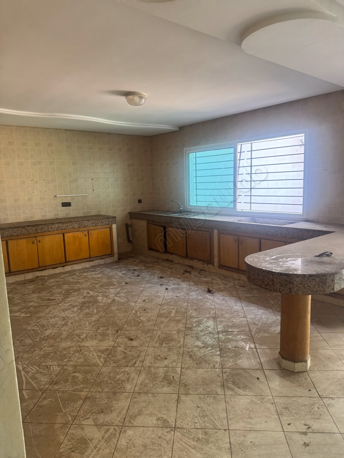 Magnifique villa à vendre à Sidi Maarouf. 4 chambres agréables. Jardin et terrasse