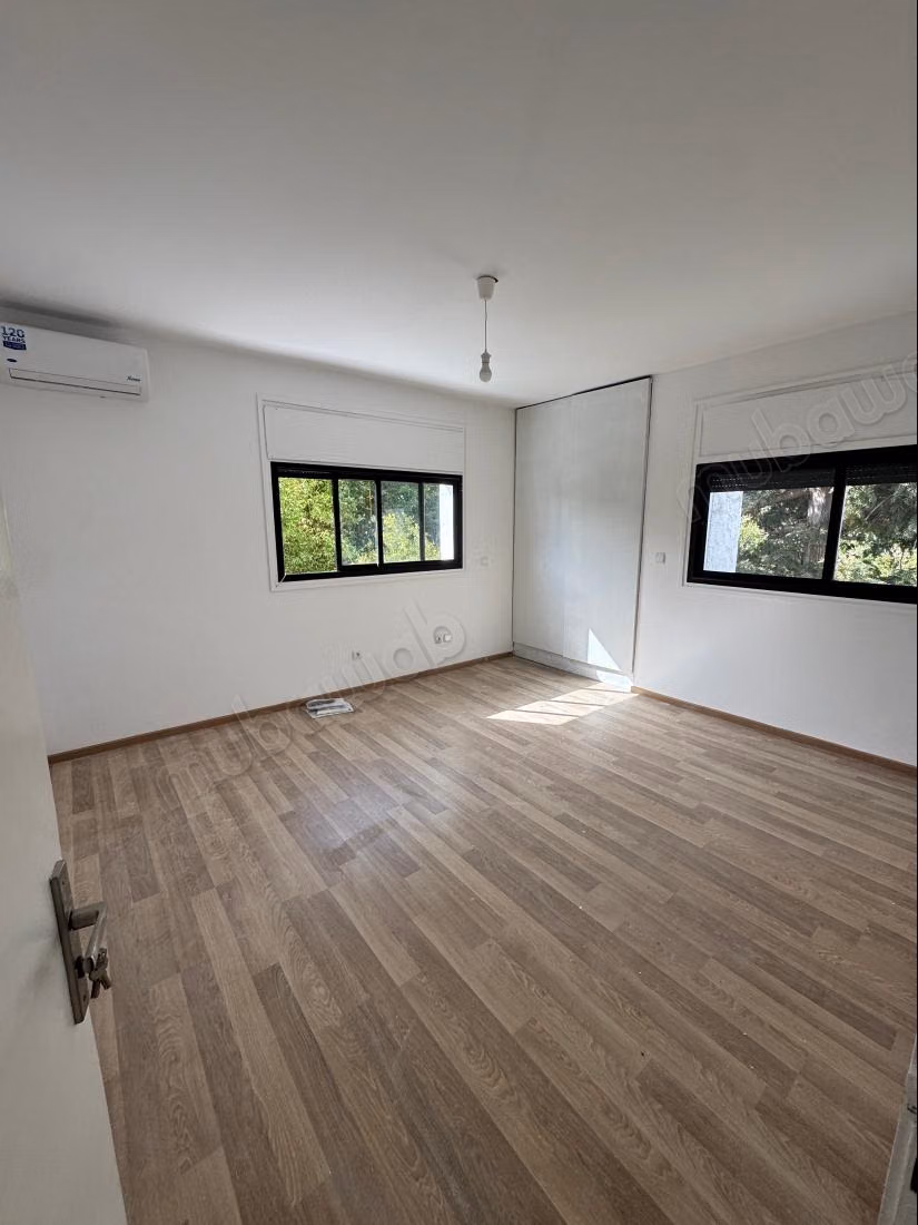 Maison de luxe à louer à Souissi. 4 belles chambres. Porte blindée, sécurité