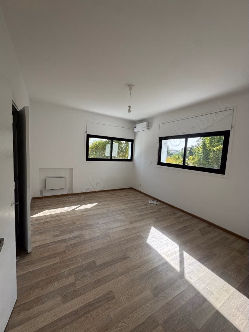 Maison de luxe à louer à Souissi. 4 belles chambres. Porte blindée, sécurité