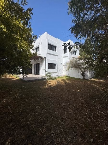 Maison de luxe à louer à Souissi. 4 belles chambres. Porte blindée, sécurité