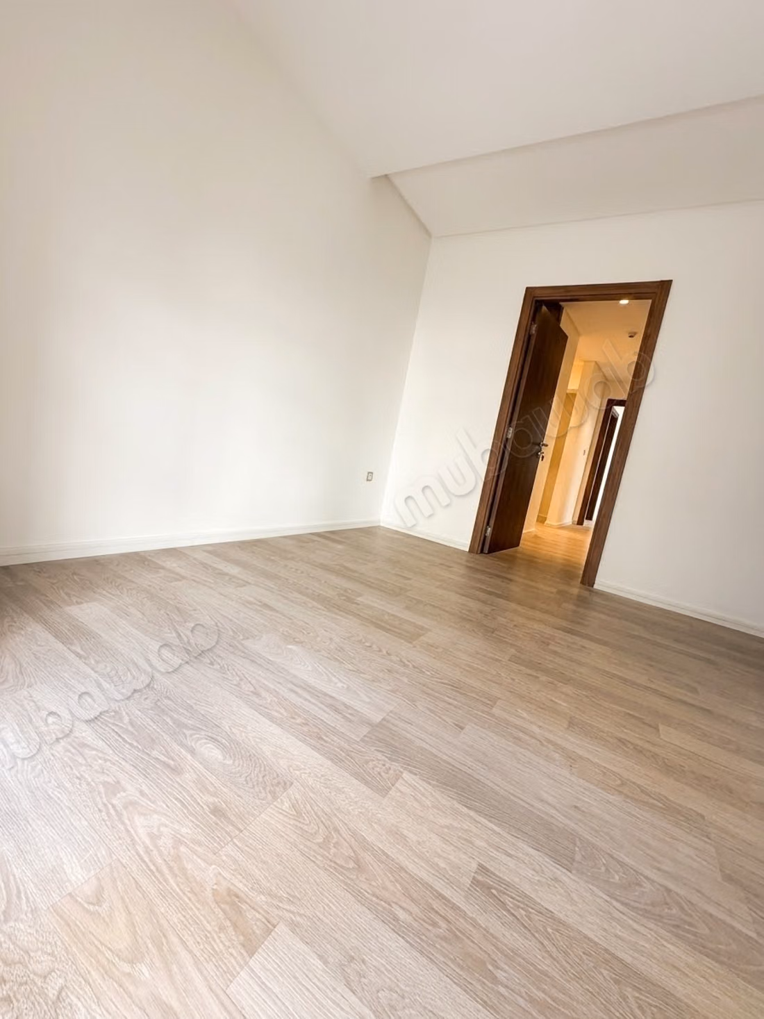 Appartement à louer à Hay Ach chbanat. 4 grandes pièces. Avec garage et ascenseur