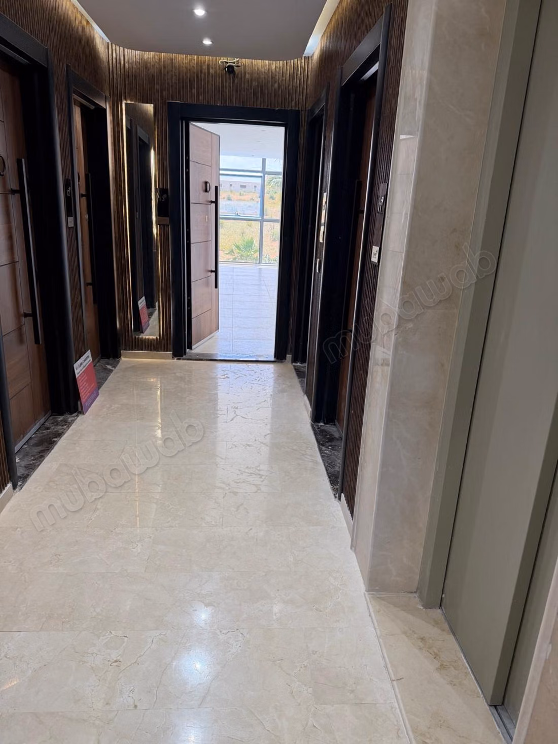 Biens commerciaux à louer à Dar Bouazza. Surface totale de 40 m². Porte solide et système de double vitrage