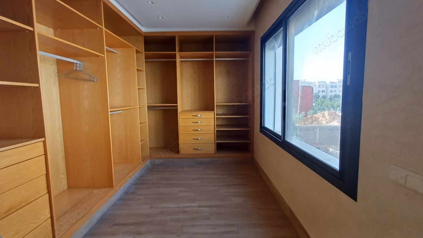 Vendita di una villa di lusso a Hay Zobir. 4 camere confortevoli. Doppio vetro e porta blindata.