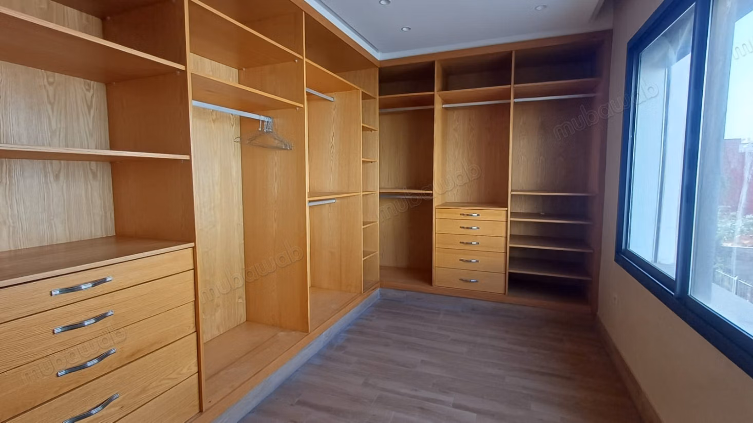 Vendita di una villa di lusso a Hay Zobir. 4 camere confortevoli. Doppio vetro e porta blindata.