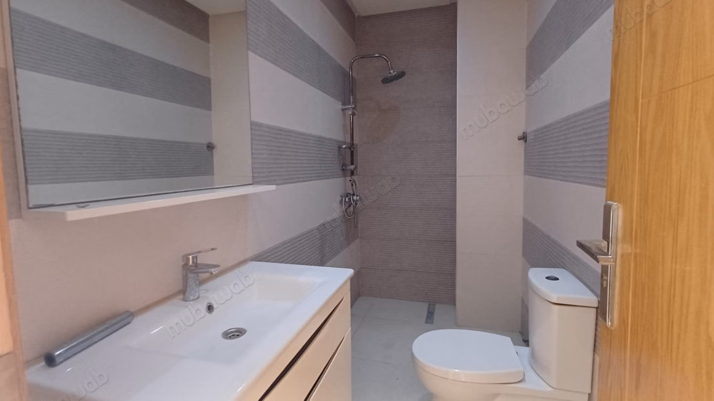 Vendita di una villa di lusso a Hay Zobir. 4 camere confortevoli. Doppio vetro e porta blindata.