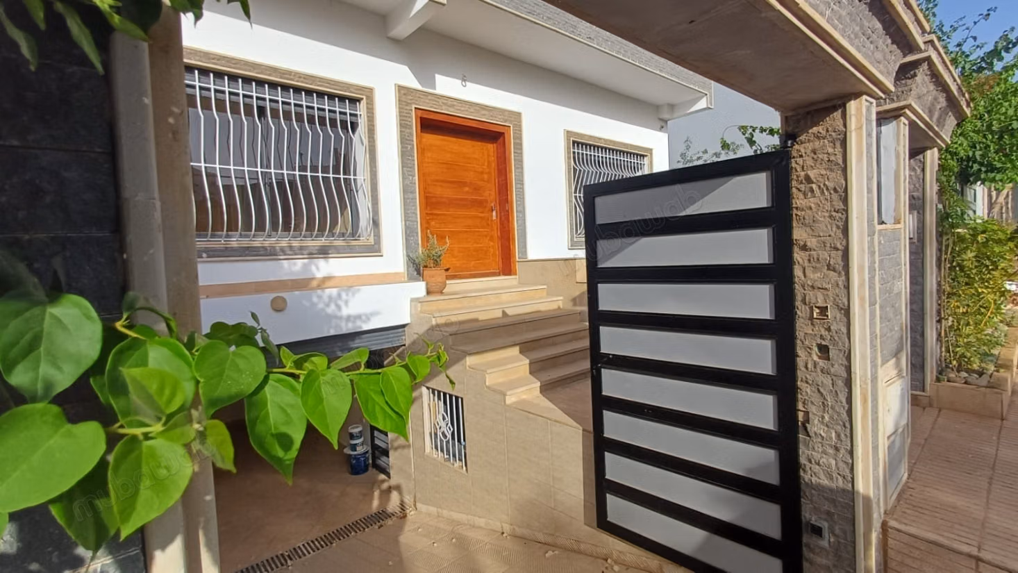 Vendita di una villa di lusso a Hay Zobir. 4 camere confortevoli. Doppio vetro e porta blindata.