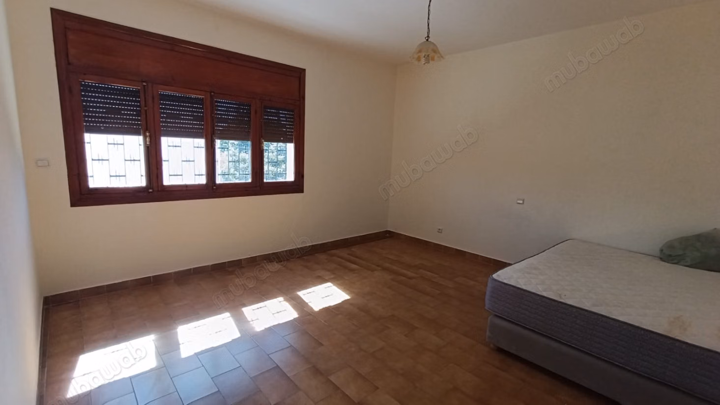 Superbe villa à louer à Hay Ach chbanat. Superficie 730 m². Parking et jardin
