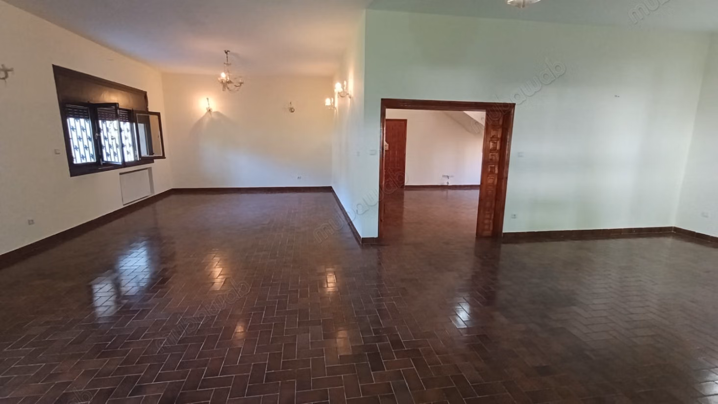 Superbe villa à louer à Hay Ach chbanat. Superficie 730 m². Parking et jardin