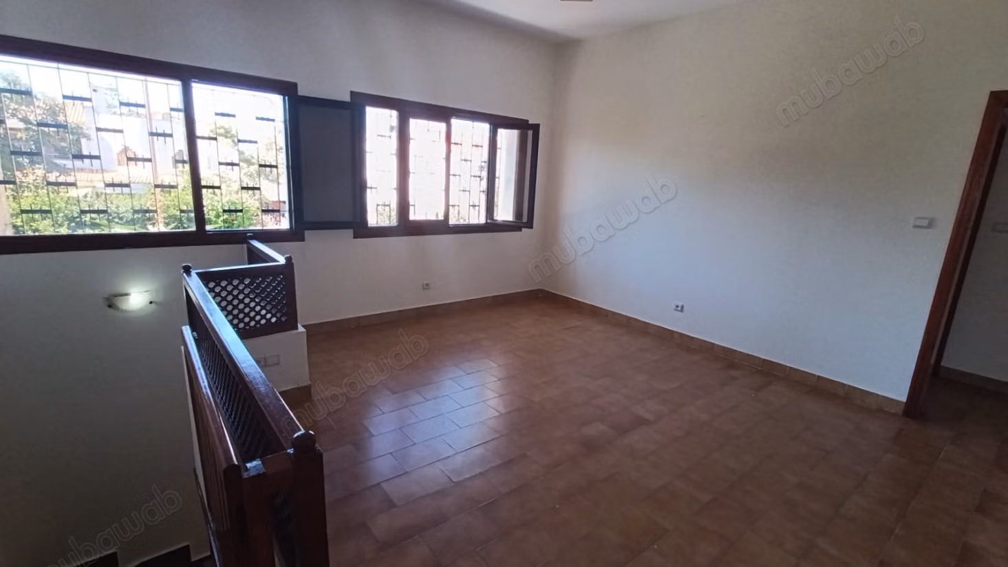 Superbe villa à louer à Hay Ach chbanat. Superficie 730 m². Parking et jardin