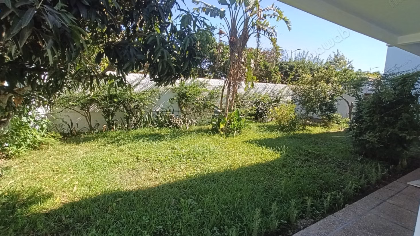 Superbe villa à louer à Hay Ach chbanat. Superficie 730 m². Parking et jardin