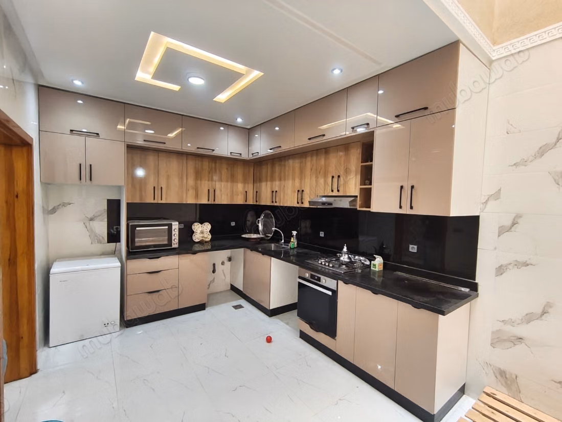 Prachtig commercieel huis te koop in Mhamid. Woonoppervlak van 81 m², totale oppervlakte van 330 m². 3 loungeruimtes