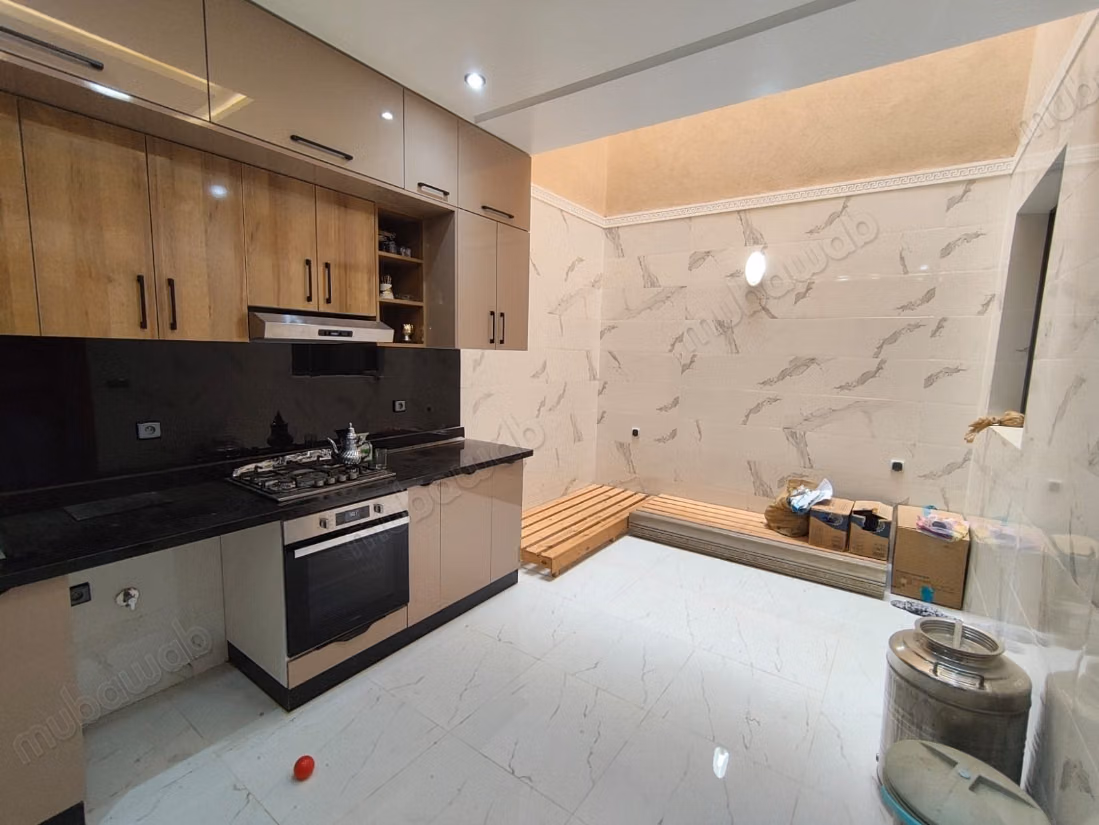 Prachtig commercieel huis te koop in Mhamid. Woonoppervlak van 81 m², totale oppervlakte van 330 m². 3 loungeruimtes