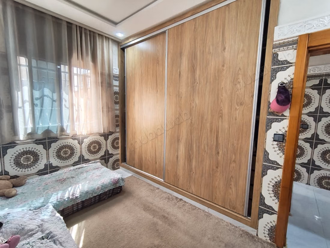 Prachtig commercieel huis te koop in Mhamid. Woonoppervlak van 81 m², totale oppervlakte van 330 m². 3 loungeruimtes