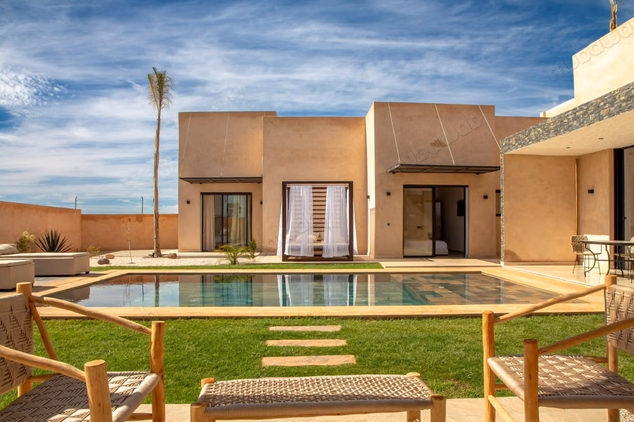 Villa de haut standing à vendre à Ennakhil Palmeraie. 4 belles chambres. Bien meublé