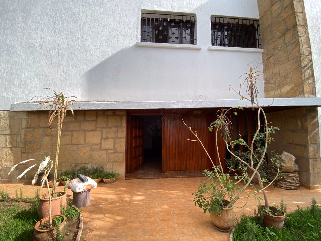 Bell'appartamento in affitto nel Quartiere delle Ambasciate. Superficie 900 m². Bella terrazza e giardino