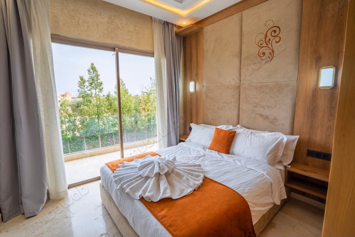 Maison de luxe à louer à Route de l'Ourika. 
8 grandes pièces. 
Meublé