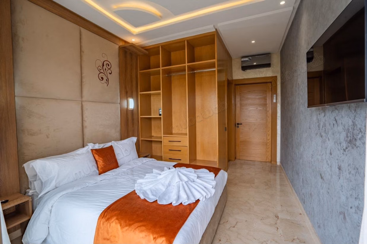 Maison de luxe à louer à Route de l'Ourika. 
8 grandes pièces. 
Meublé