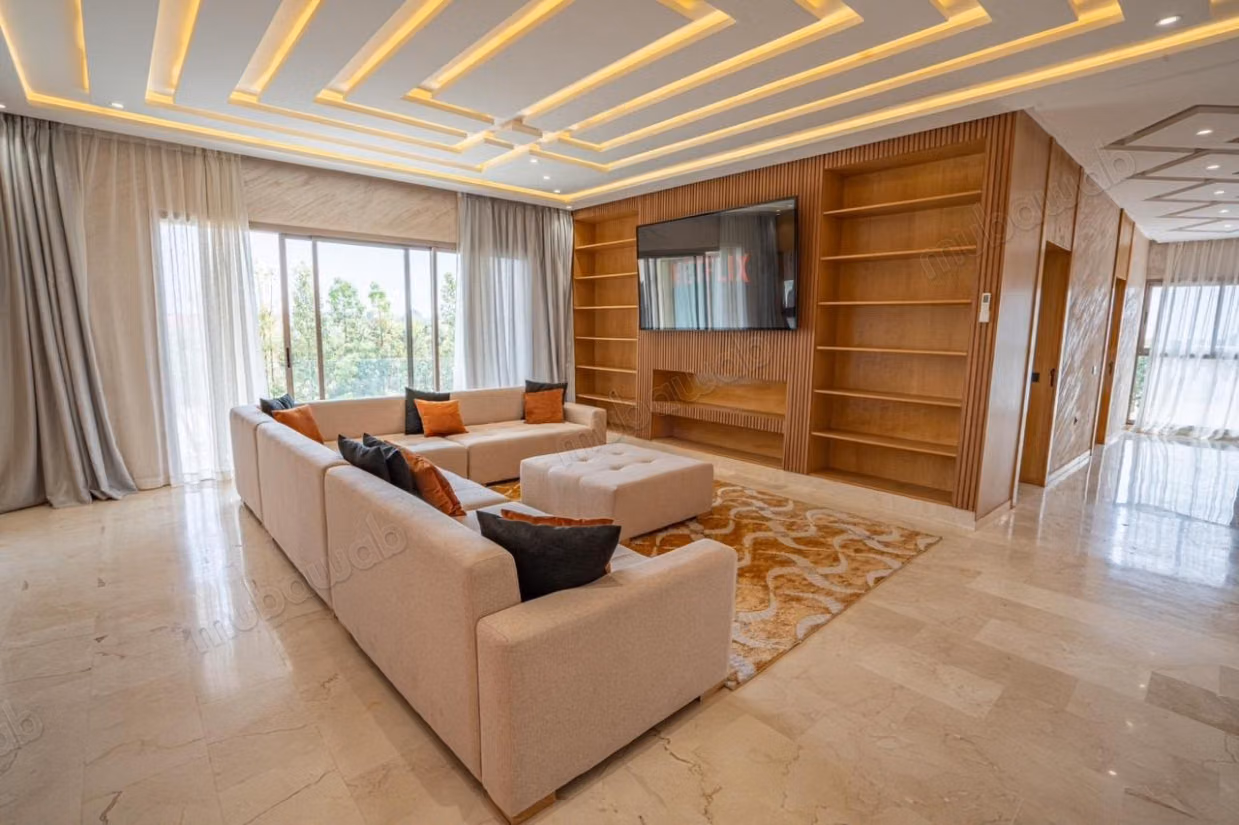 Maison de luxe à louer à Route de l'Ourika. 
8 grandes pièces. 
Meublé