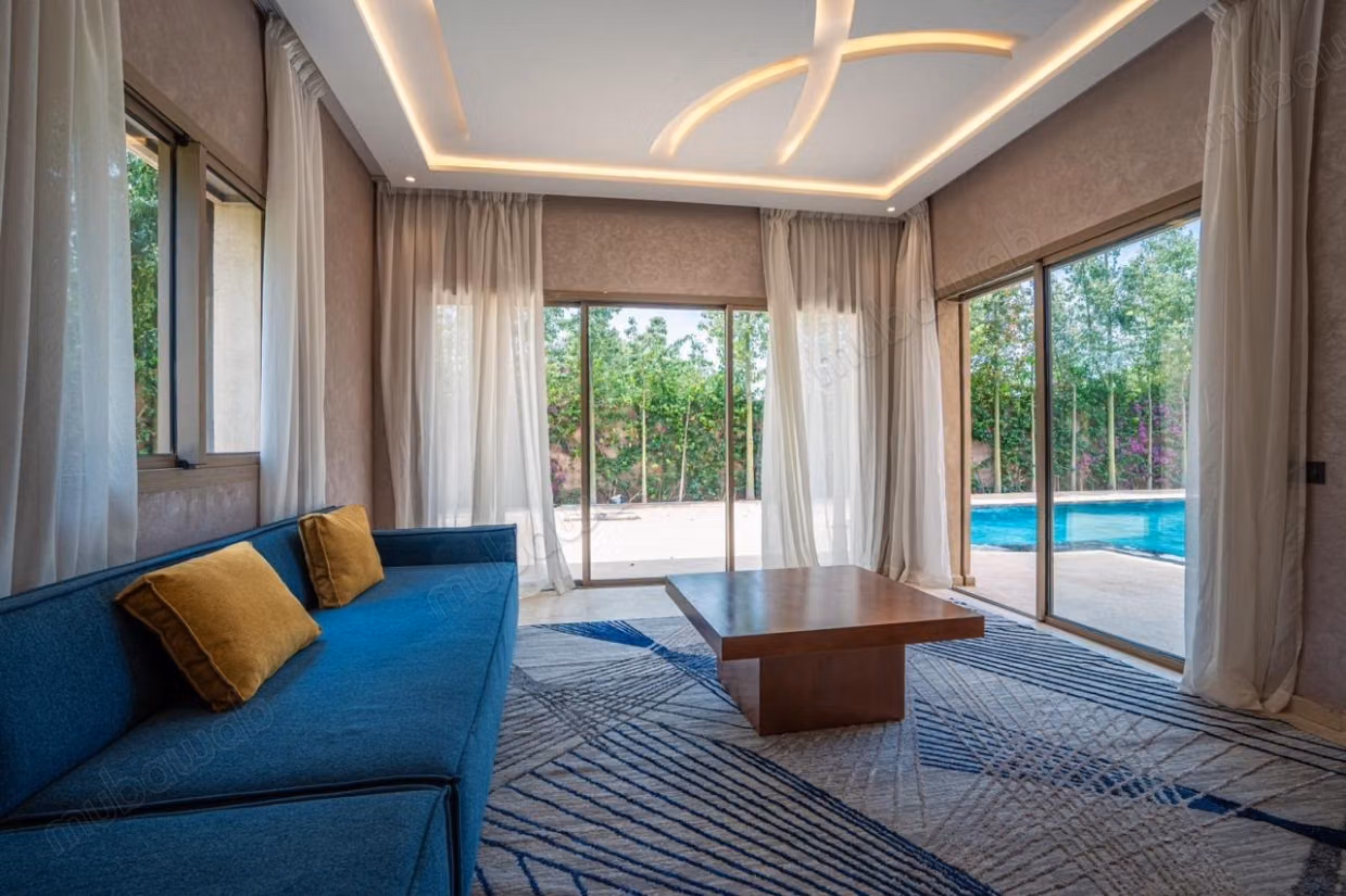 Maison de luxe à louer à Route de l'Ourika. 
8 grandes pièces. 
Meublé
