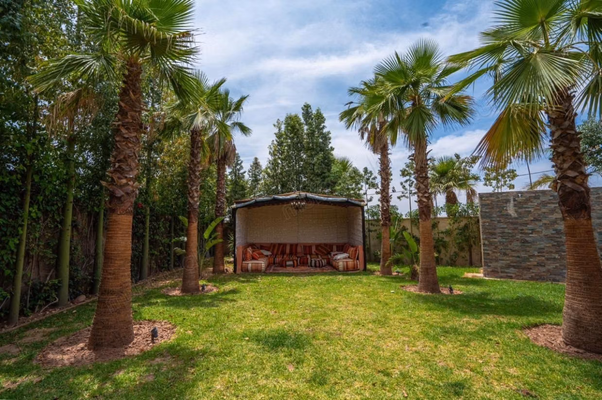 Maison de luxe à louer à Route de l'Ourika. 
8 grandes pièces. 
Meublé