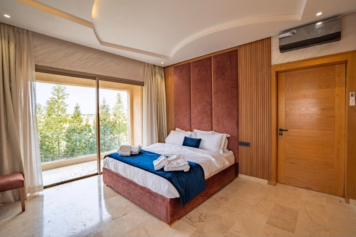 Maison de luxe à louer à Route de l'Ourika. 
8 grandes pièces. 
Meublé