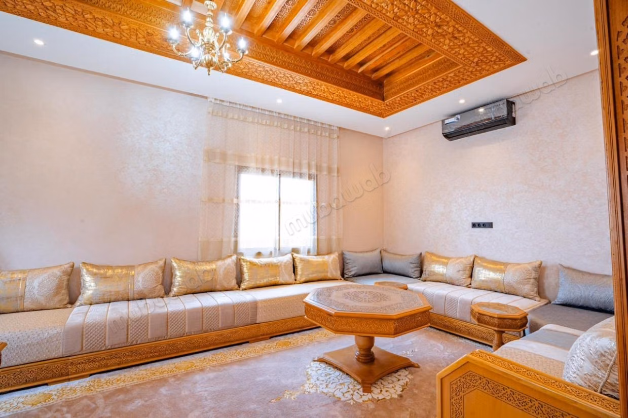 Maison de luxe à louer à Route de l'Ourika. 
8 grandes pièces. 
Meublé