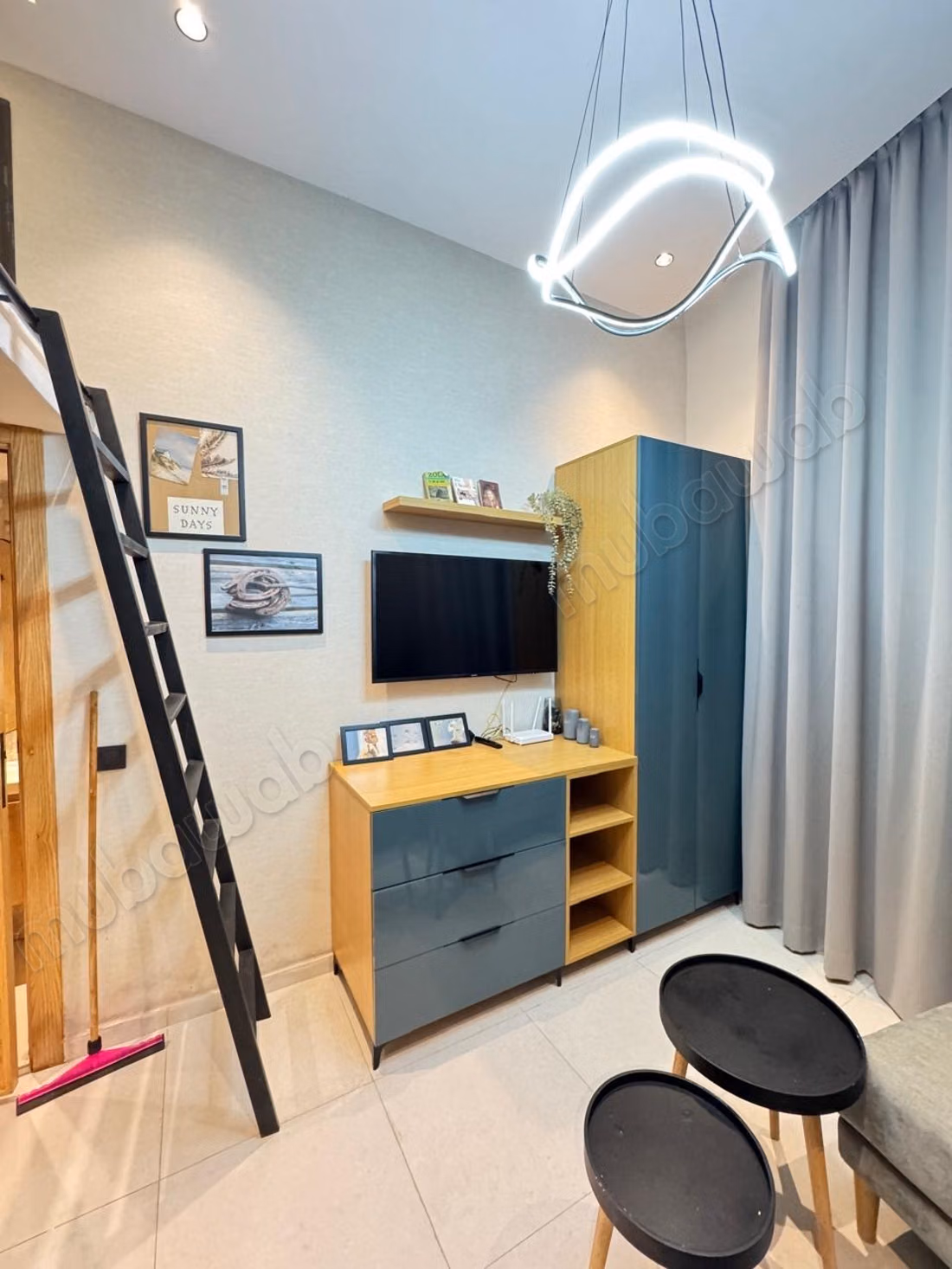 Loft con soppalco arredato