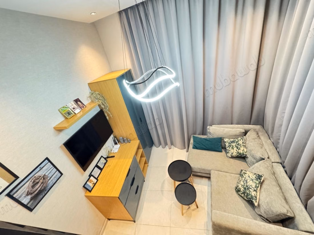 Loft con soppalco arredato
