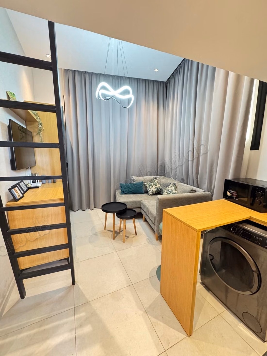 Loft con soppalco arredato