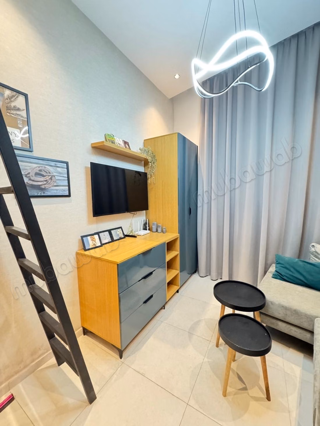 Loft con soppalco arredato