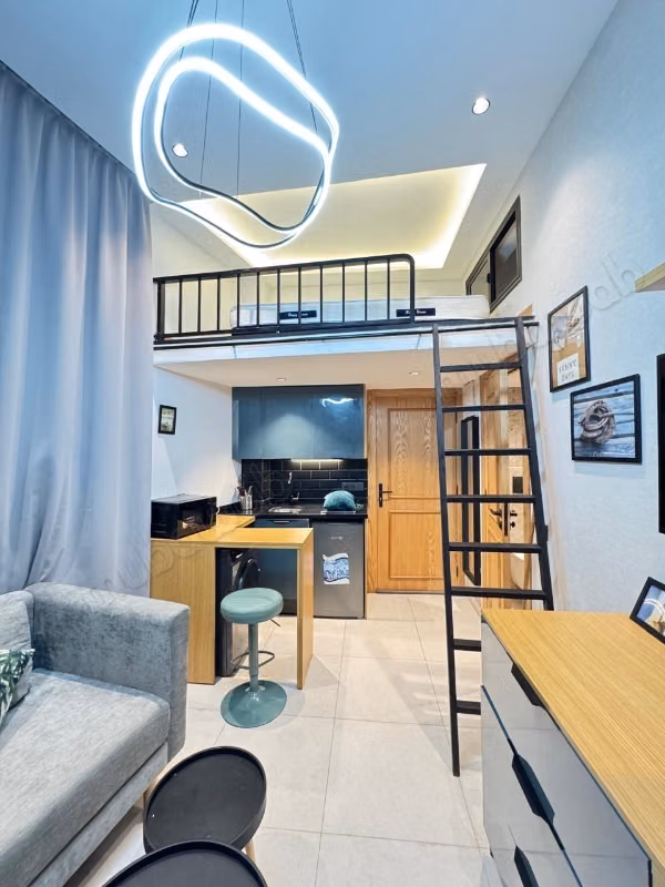 Loft con soppalco arredato