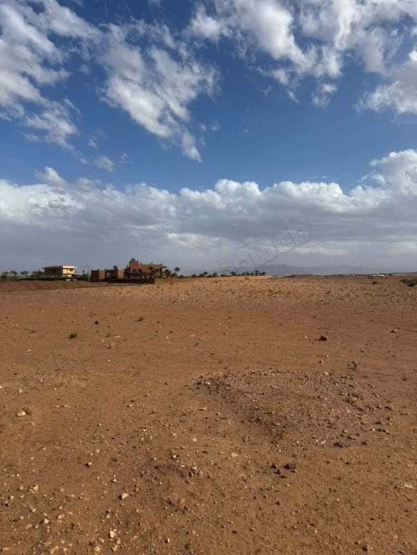 Terrain en vente à Route Amizmiz. 
Surface de 10000 m²