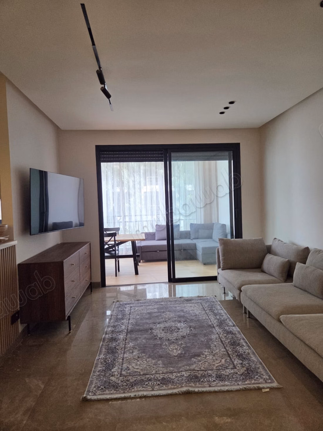 Très bel appartement en location à Souissi. 
2 chambres agréables. 
Salon typique marocain, résidence sécurisée