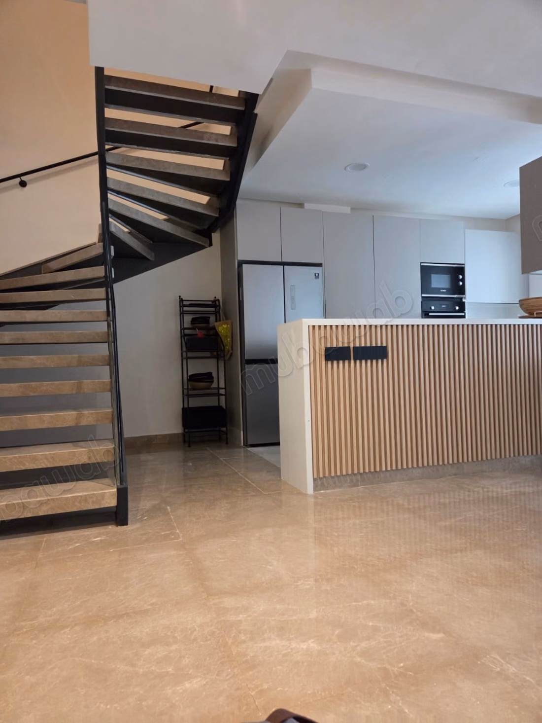 Très bel appartement en location à Souissi. 
2 chambres agréables. 
Salon typique marocain, résidence sécurisée