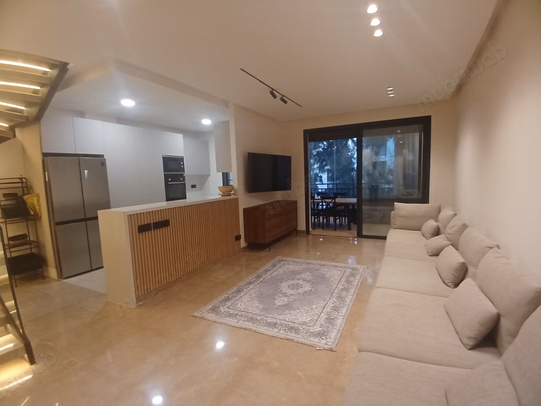 Bellissimo appartamento in affitto a Souissi. 2 camere da letto confortevoli. Salotto tipico marocchino, residenza sicura