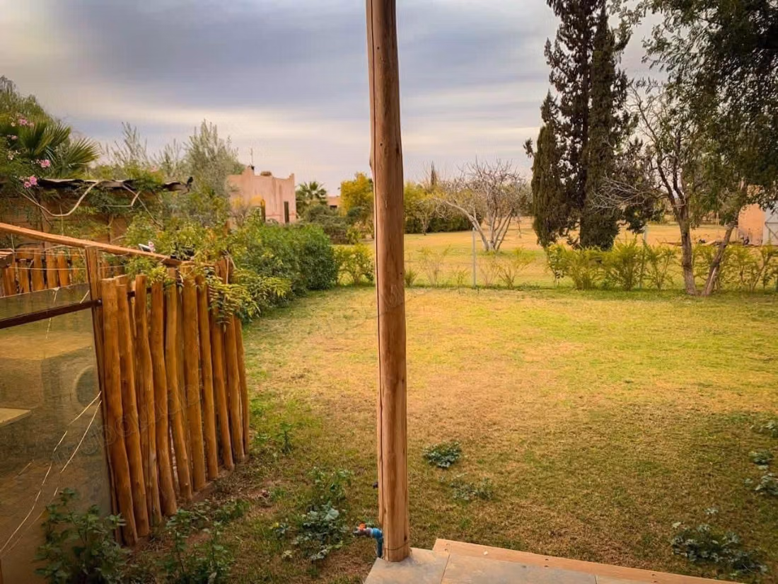 Villa de haut standing à louer à Route de Fez. 4 pièces confortables. Terrasse et jardin