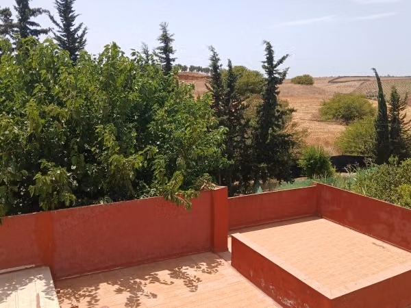 Prachtige boerderij te koop in Sidi Allal Bahraoui. Oppervlak 180 m². 24/7 bewaking.