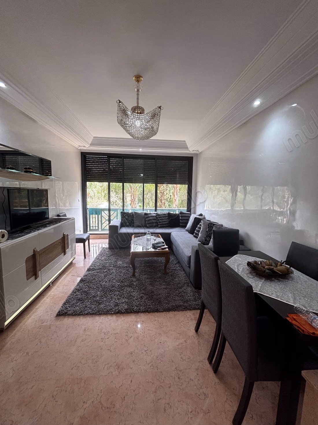 Bel appartement en location à Riad Al Atlas.
Superficie 70 m².
Meublé